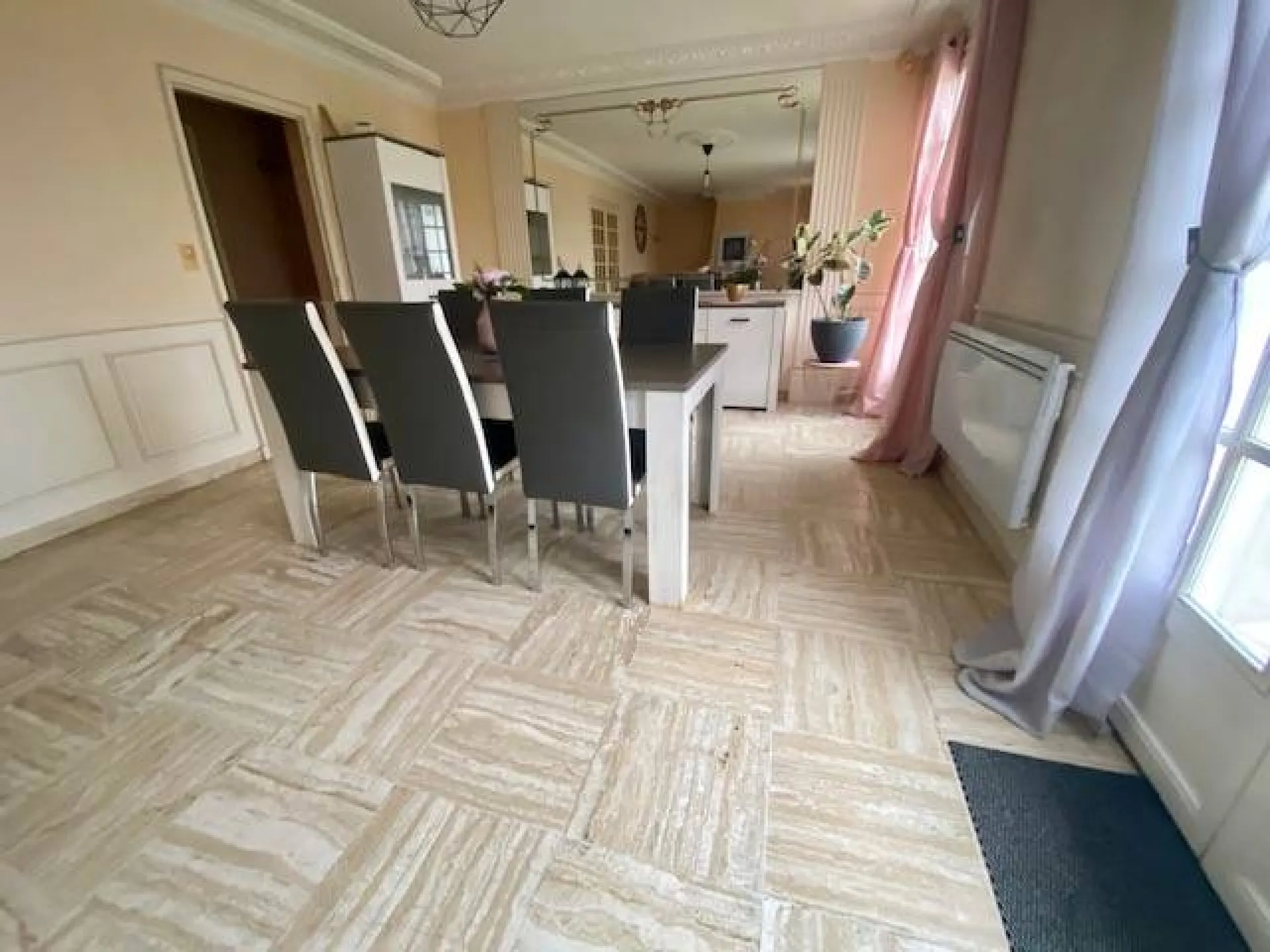 A acheter pavillon lumineux de 160m² surun terrain de 1514m² avec sous sol complet sur la commune de SAINT AUBIN LES ELBEUF 76410