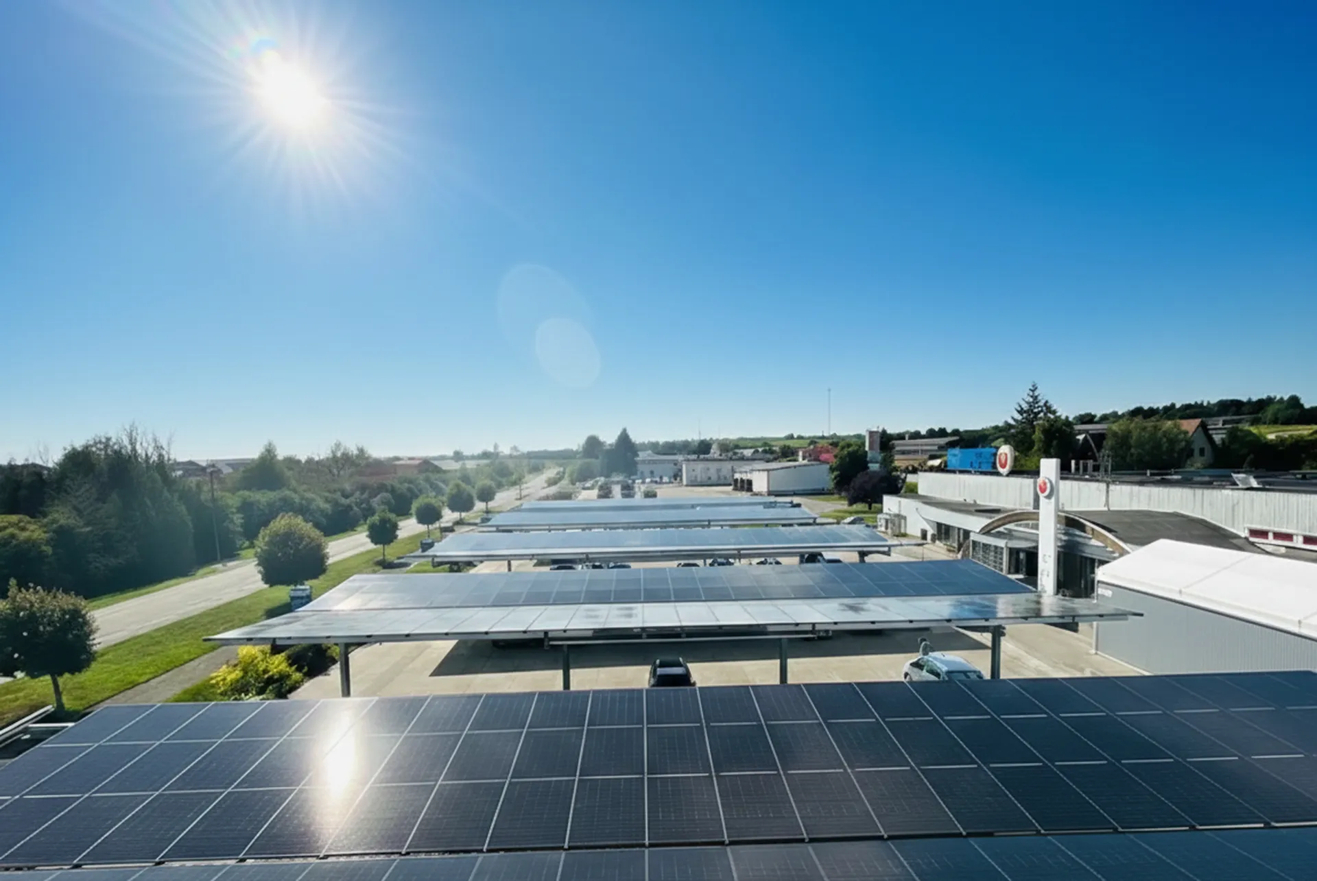 Vue d’un parking couvert par des ombrières photovoltaïques devant un bâtiment tertiaire super U en Charente.