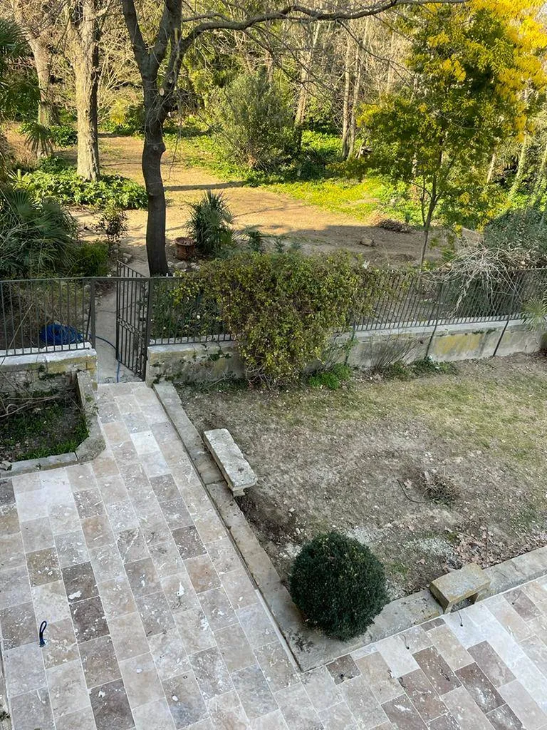 DALLAGE EXTERIEUR EN TRAVERTIN BEIGE COMMERCIAL