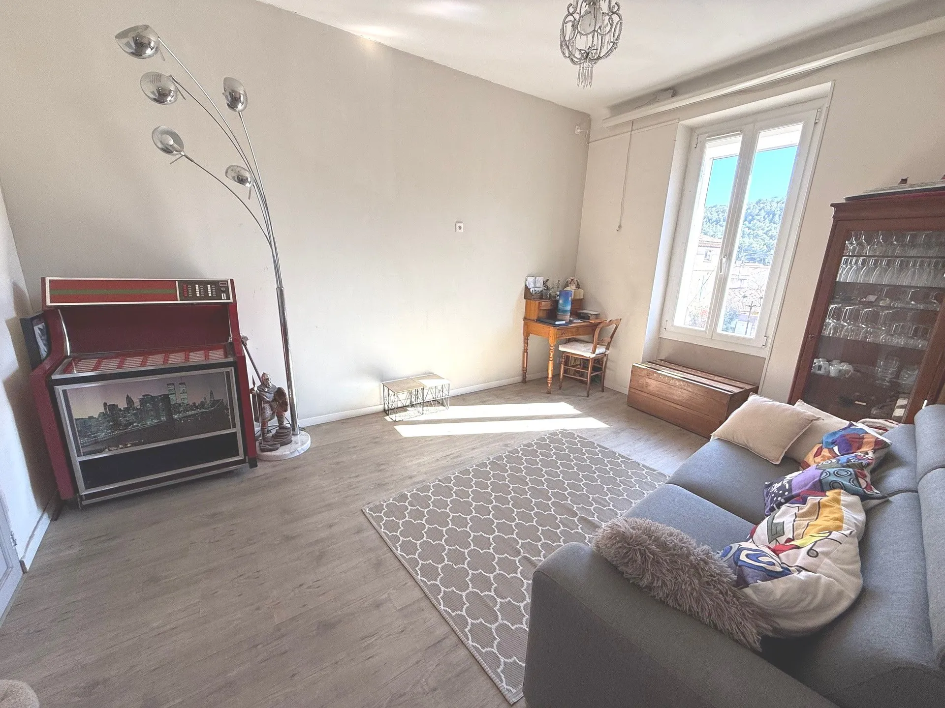 Appartement à vendre à Roquefort a Bédoule avec un commerce de bouche et son logement en location