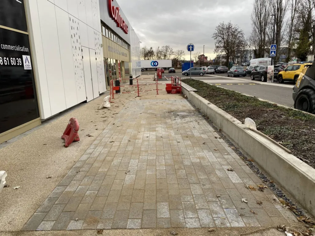 Pose de pavé pour chemin d'accès devant Conforama Geispolsheim, près de Strasbourg