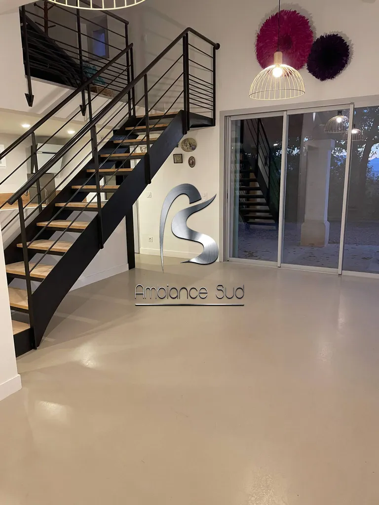 Coulage d’une chape mince fibrée teintée, effet béton ciré coulé dans une maison en rénovation à Rousset à côté d’Aix-en-Provence 13