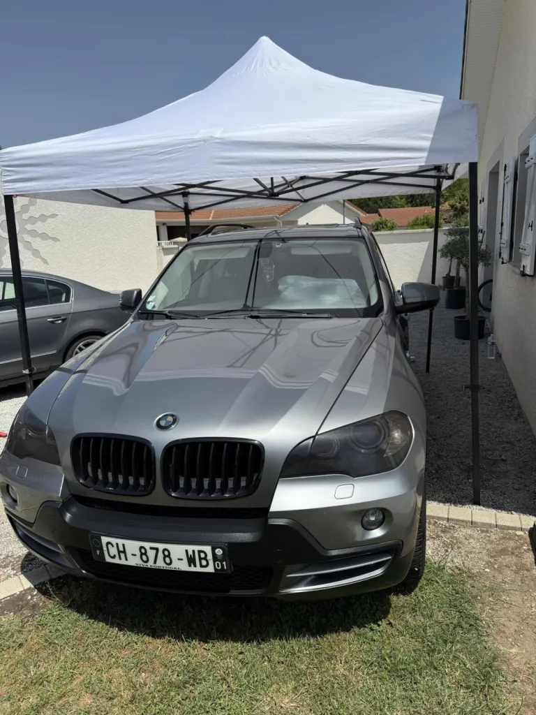 BMW X5 remis à neuf : lustrage complet et restauration des plastiques ternis à Cuzieu près d'Andrézieux-Bouthéon