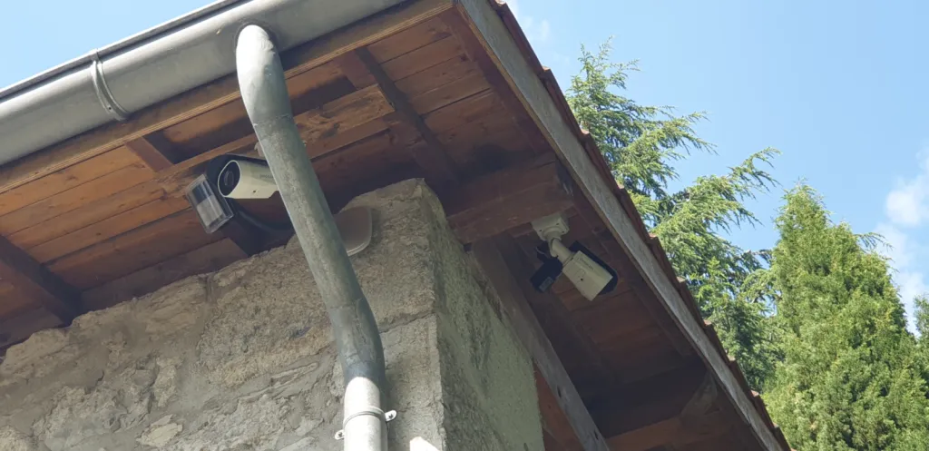 Installation d'un système complet AVIGILON comprenant vidéosurveillance et interphonie à Saint Ismier : détection intrusion par caméras thermiques et raccordement à un télésurveilleur Installation d'un système complet AVIGILON comprenant vidéosurveillance et interphonie à Saint Ismier : détection intrusion par caméras thermiques et raccordement à un télésurveilleur