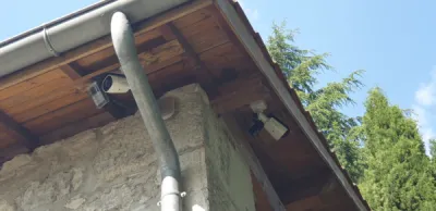 Installation d'un système complet AVIGILON comprenant vidéosurveillance et interphonie à Saint Ismier : détection intrusion par caméras thermiques et raccordement à un télésurveilleur