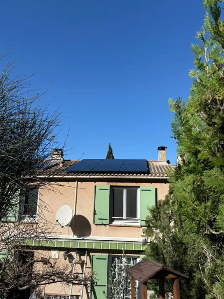 Installation de 6 panneaux solaires DualSun 500W sur toiture en tuiles mécaniques avec onduleur Enphase à Aubagne pour réduire sa facture d’électricité