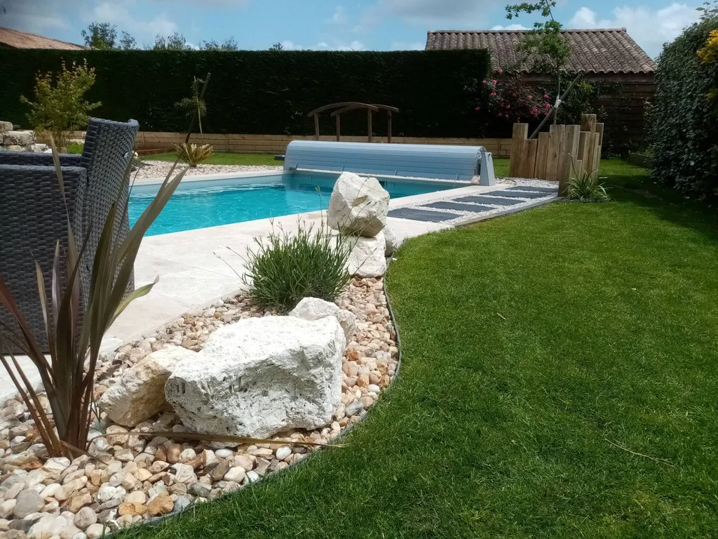 Construction d'une piscine traditionnelle avec aménagements extérieurs sur Ambarès et Lagrave près de Bordeaux