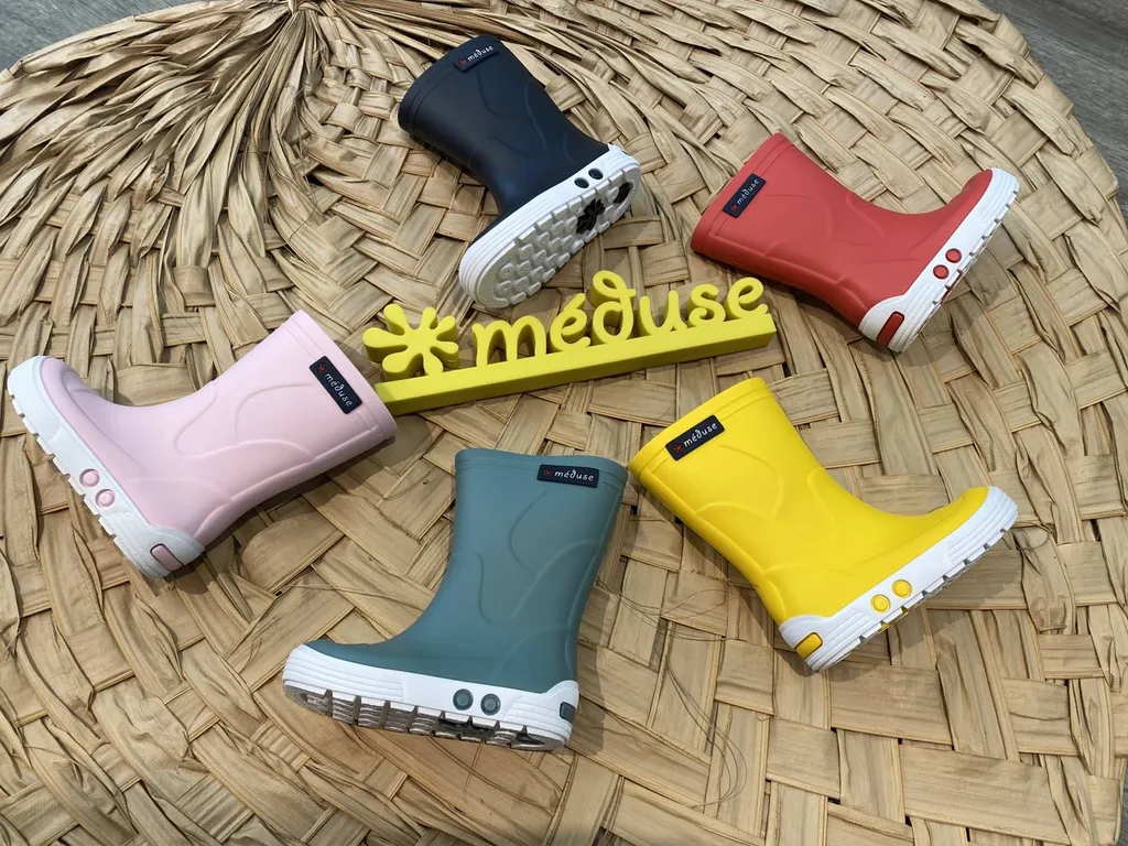 botte de pluie enfant pied fin près de Caudéran