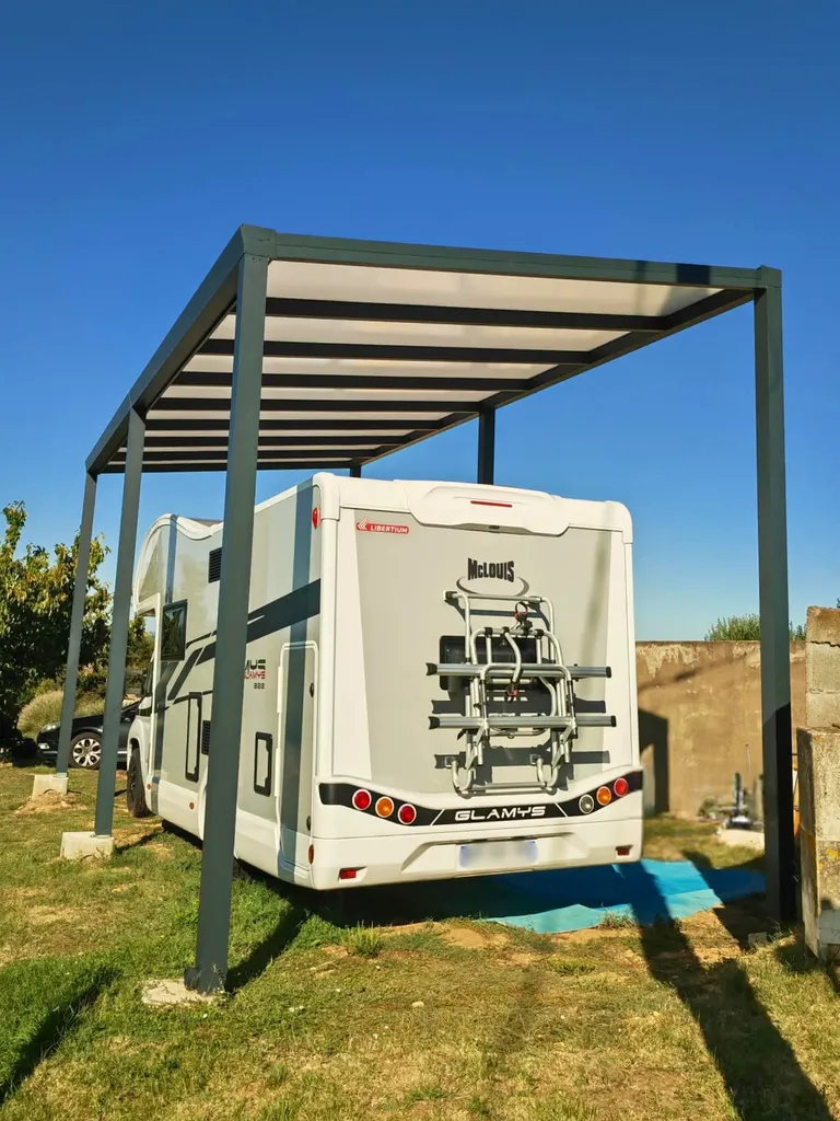 Pose d'un carport autoporté en aluminium Heolian, abri pour camping car à Riom (Puy-de-Dôme)