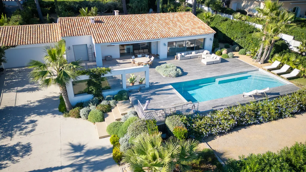 SAINTE-MAXIME | RARE sur le Littoral : Villa de Luxe de Plain-Pied, Vue Mer Panoramique et Accès Plage Immédiat