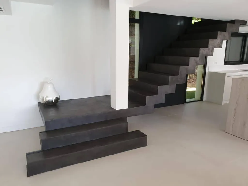 ESCALIER EN BETON CIRE DE TERRE DU MONDE AVEC LED 