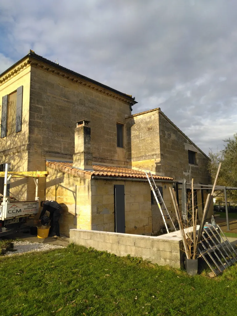 Rénovation d'une toiture en tuiles canal par des tuiles Romane Canal à Bayon-sur-Gironde (33710)