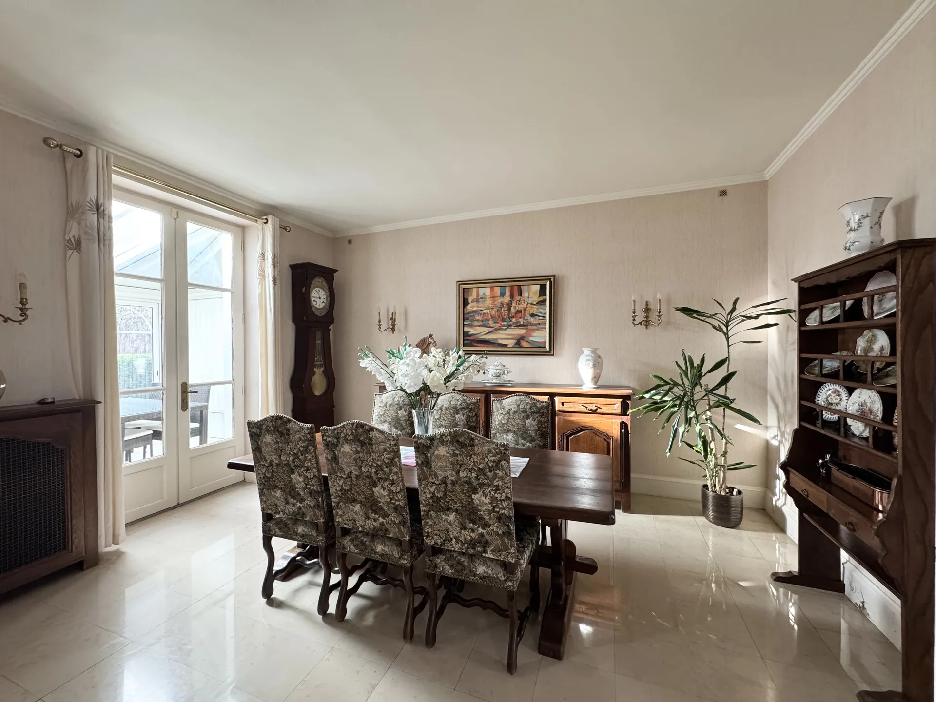 voir un salon d'une maison ancienne à st ger