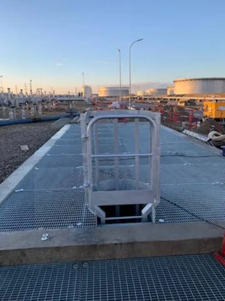 PLANCHER EN CAILLEBOTIS GALVANISE AVEC ECHELLE CRINOLINE MARTIGUES