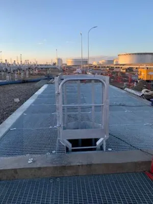 PLANCHER EN CAILLEBOTIS GALVANISE AVEC ECHELLE CRINOLINE MARTIGUES