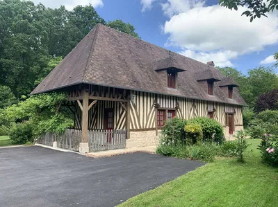 VENTE - Région PAYS D'AUGE du CALVADOS, à proximité de LISIEUX, belle maison de style Normand, restauré.