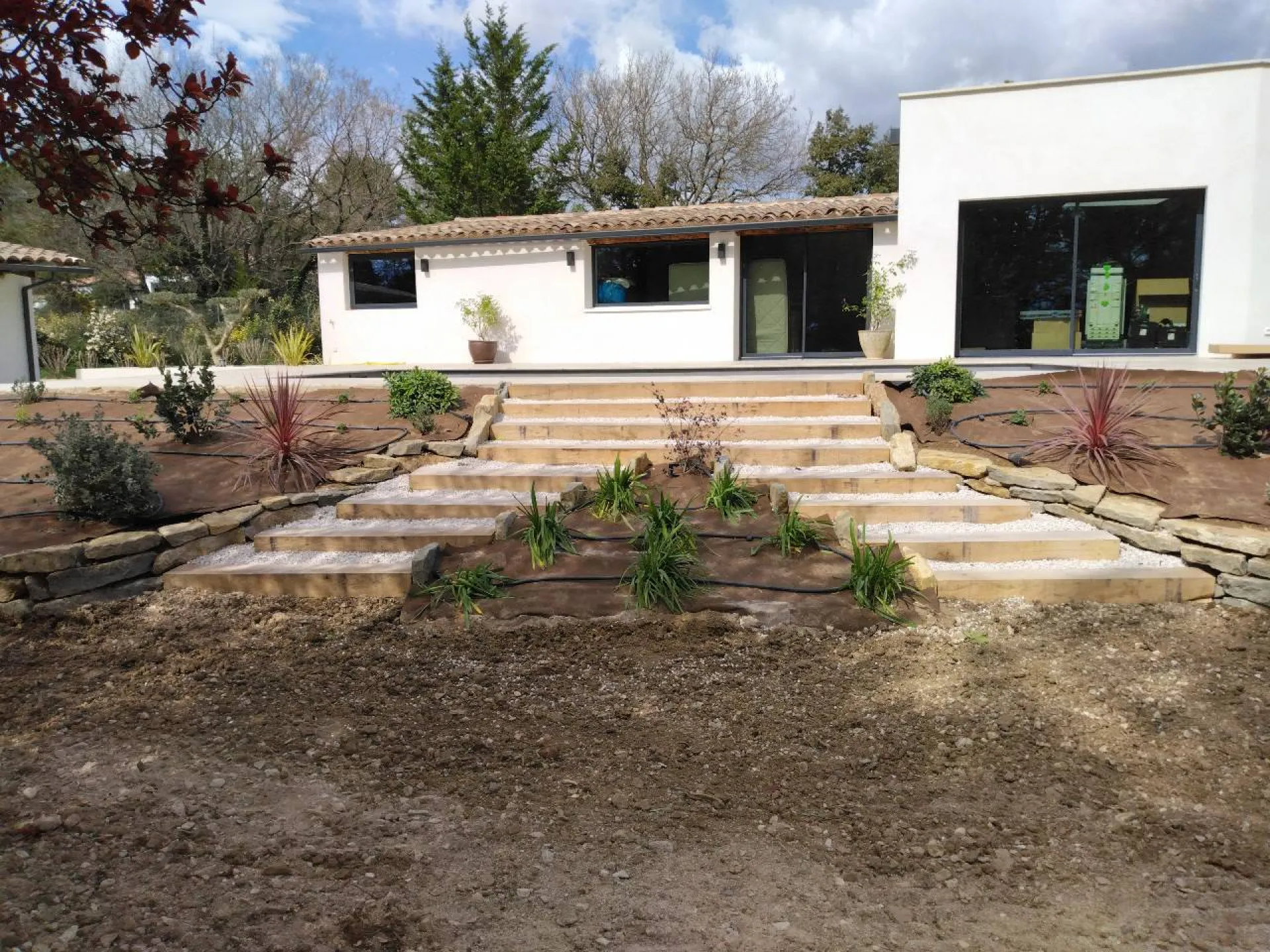 Paysagiste pour aménagement paysager pour une villa contemporaine avec piscine à Cabriès Calas Paysagiste pour aménagement paysager pour une villa contemporaine avec piscine à Cabriès Calas