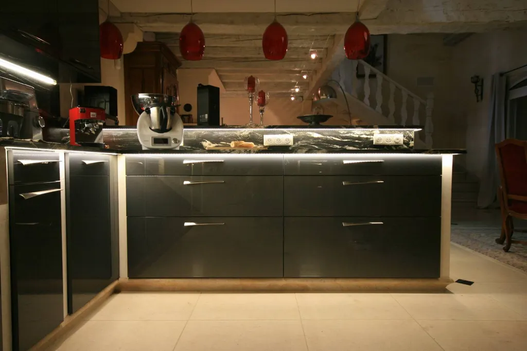 Concept cuisine sur mesure avec éclaire sous plan tactile