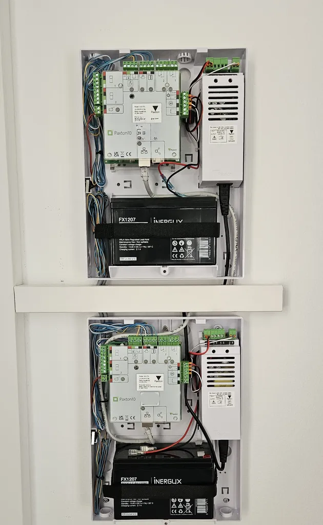 2 centrales controle d'accès Paxton 10