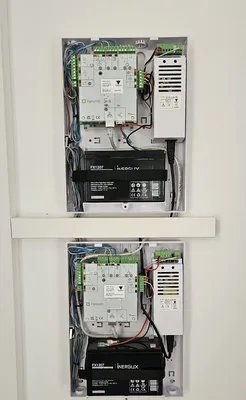 2 centrales controle d'accès Paxton 10