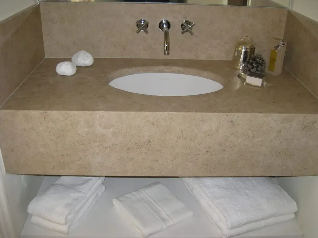 Pierre naturelle pour salle de bain : receveurs de douche, vasques et baignoires sur mesure