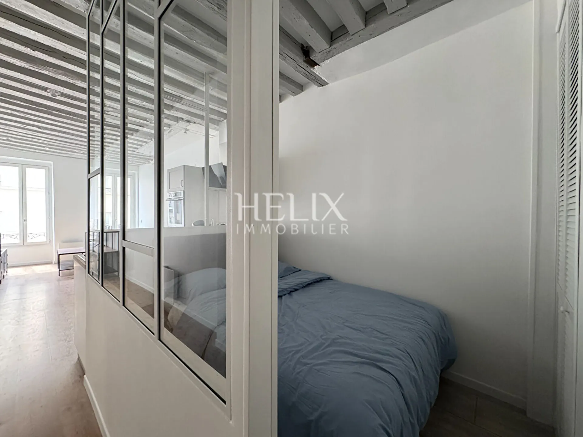 A louer, idéalement bien situé au coeur du centre ville à Saint-Germain-en-Laye, appartement 2 pièces avec une jolie verrière.