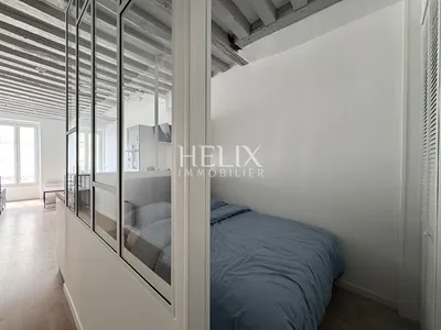 A louer, idéalement bien situé au coeur du centre ville à Saint-Germain-en-Laye, appartement 2 pièces avec une jolie verrière.