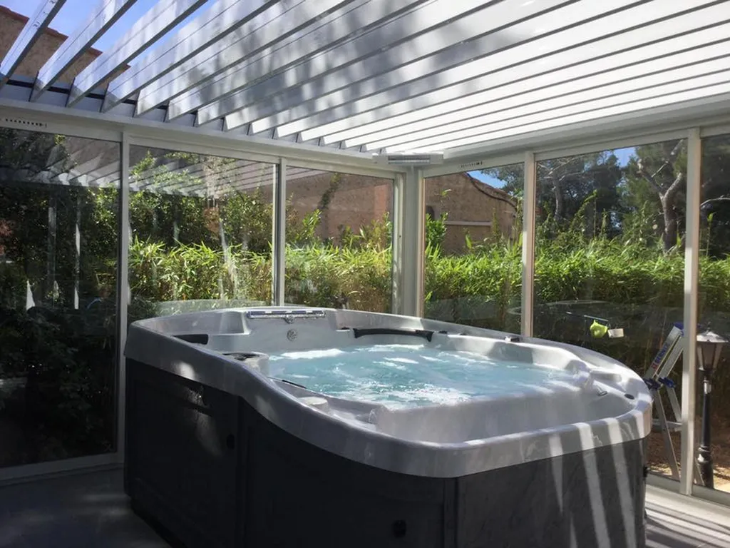 Pergola design bioclimatique posé sur Martigues