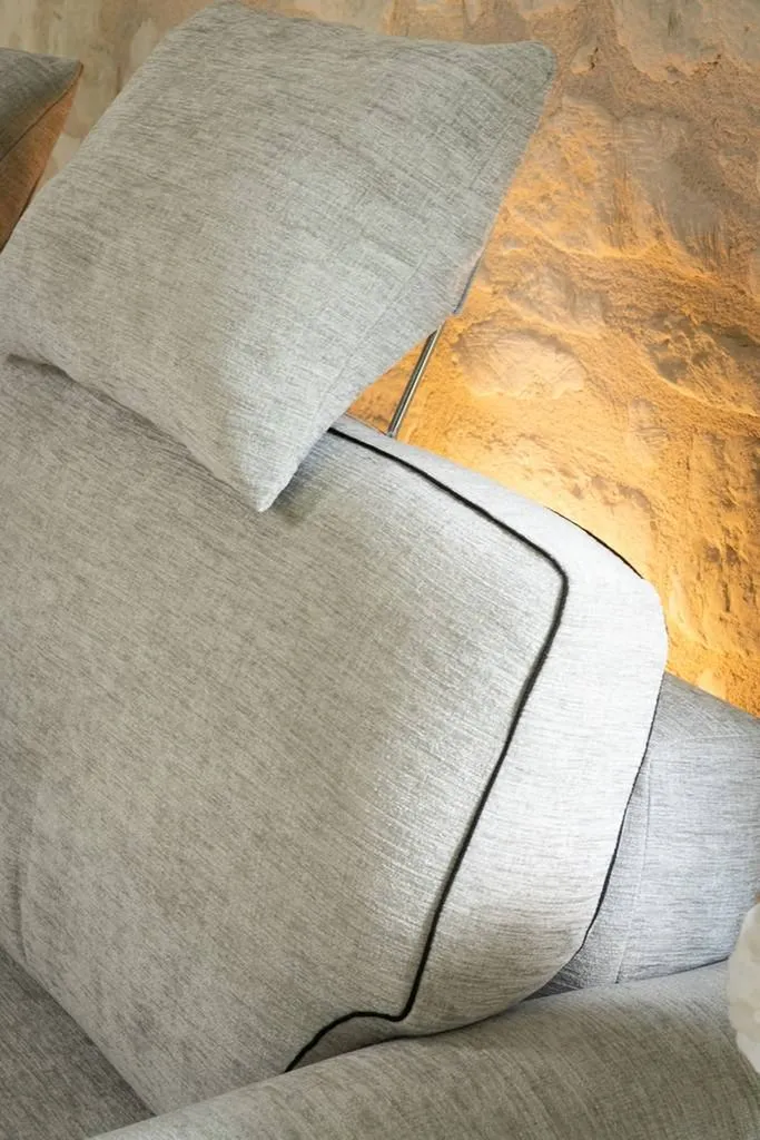 Canapé deux places avec têtières rétractables à Hyères près de Marseille