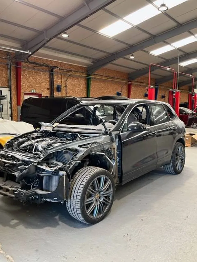 Trouver un garage pour réparation carrosserie endommagée suite intempéries sur Porsche Cayenne près du Havre