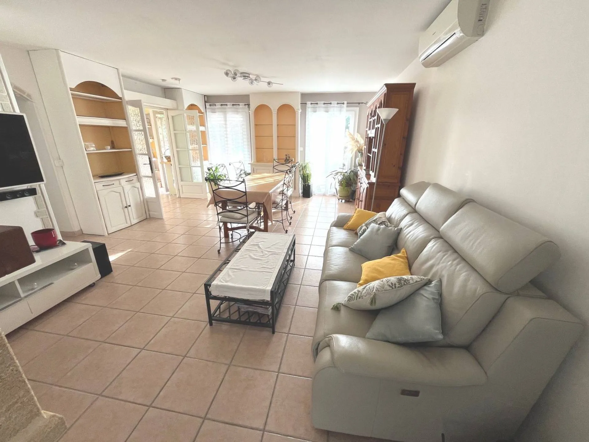 A VENDRE MAISON La Ciotat comprenant 3 logements terrain paysager avec piscine et cuisine d'été