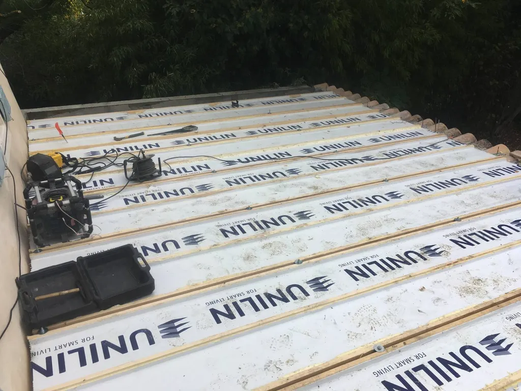 Réalisation d'une toiture avec panneaux isolants à Grans