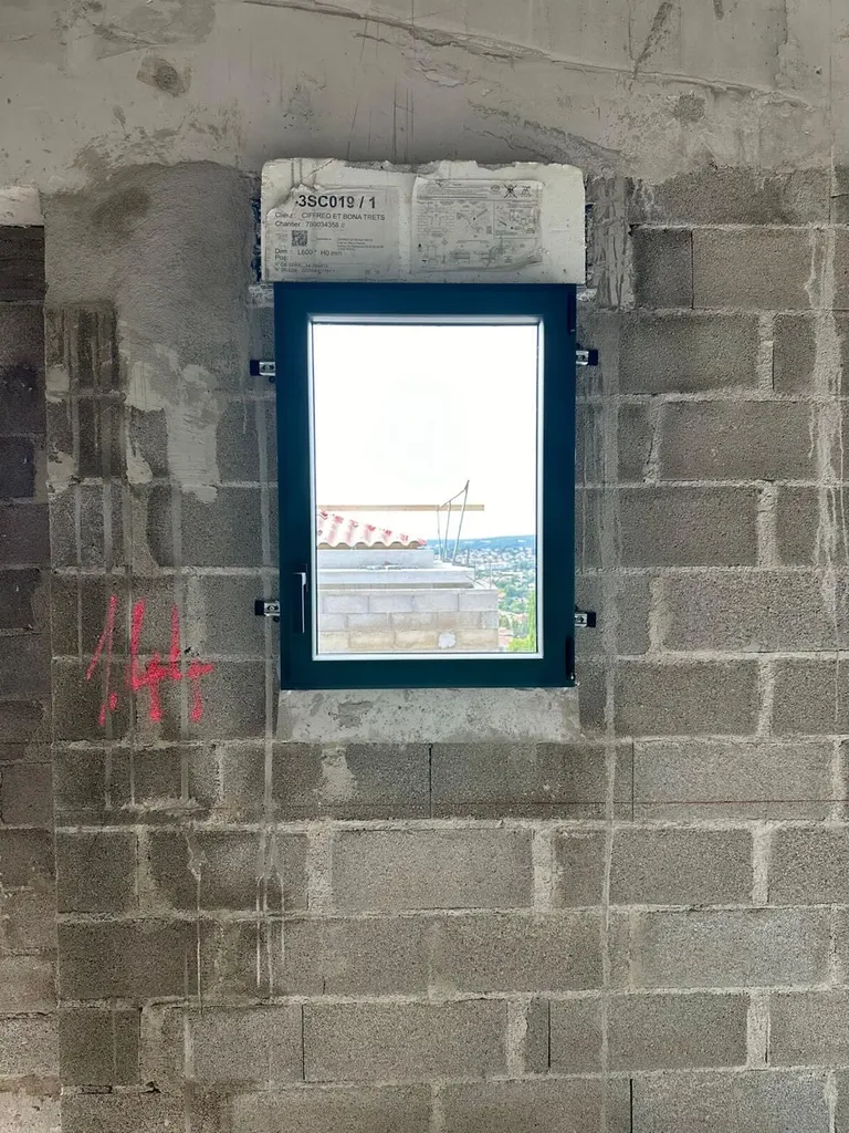 Construction d’une maison neuve sur Aix-en-Provence avec des menuiseries ALU Gris Anthracite 