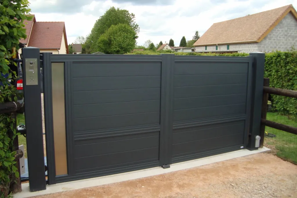 création d'un portail contemporain en aluminium en Normandie 