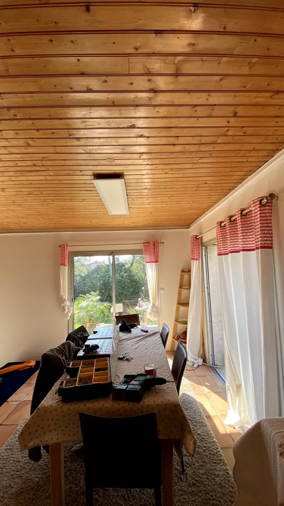 Peindre le lambris bois pour moderniser votre intérieur peut être fastidieux et décevant : optez pour un plafond tendu - Seysses - Plafonds Tendus Occitans