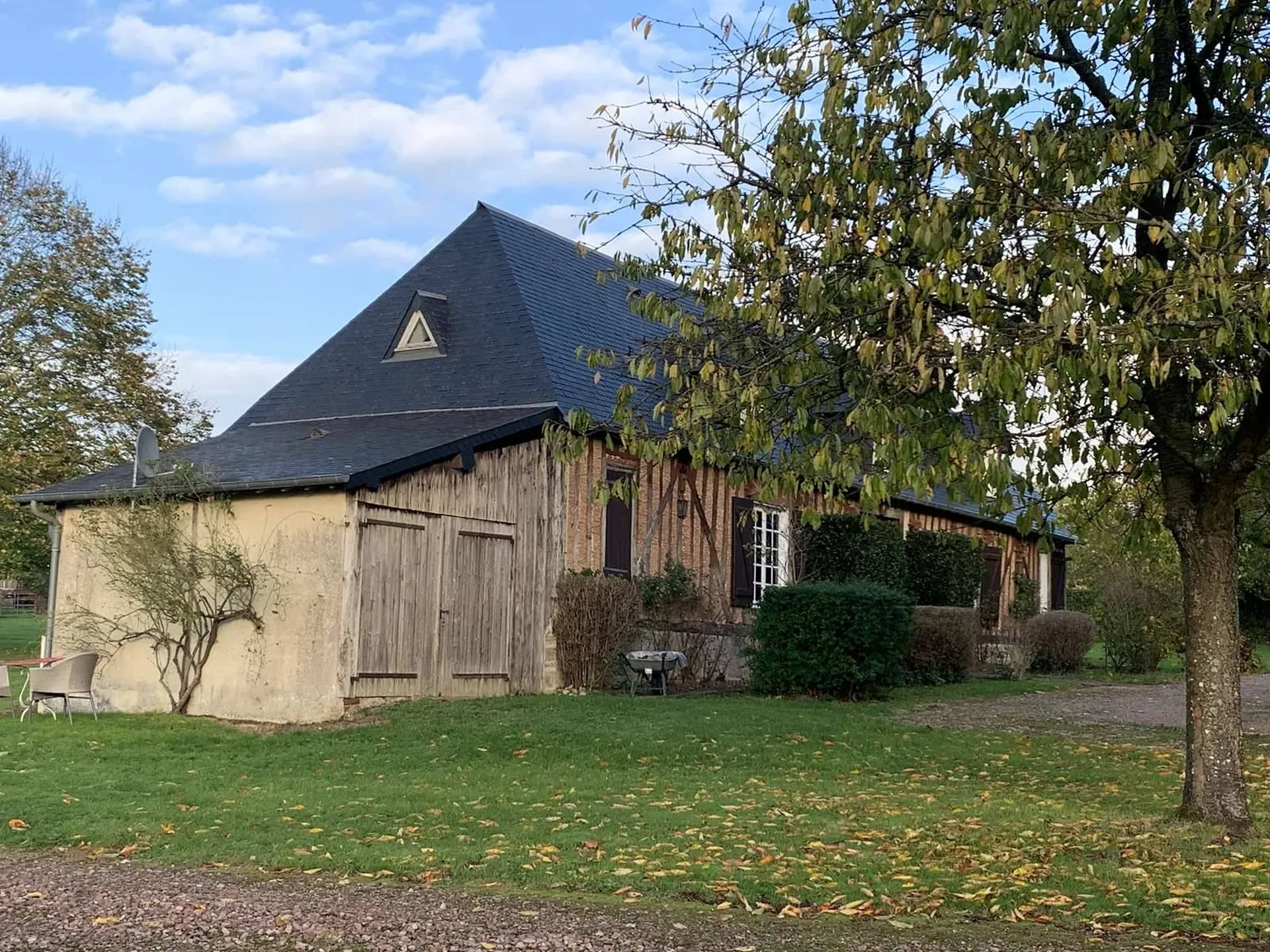 A vendre dans le PAYS D'AUGE (CALVADOS)  : PROPRIETE DE 31 HA avec MAISONS EN COLOMBAGES
