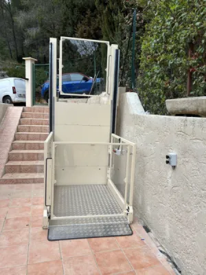 La plateforme élévatrice Strategos en extérieur sur 2 niveaux à Marseille La plateforme élévatrice Strategos en extérieur sur 2 niveaux à Marseille