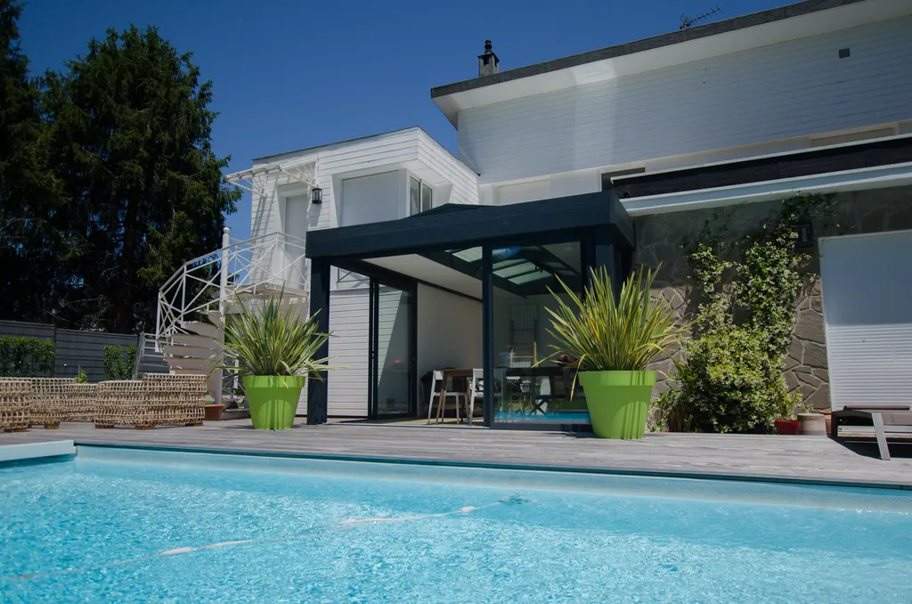 Extension toit plat aluminium avec corniches design et éclairage LED pour soirées d'été à Saint-Laurent-du-Var et Villeneuve-Loubet