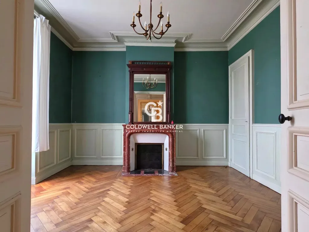 Chambre du dernier étage, cheminée en marbre rouge et boiseries d'époque