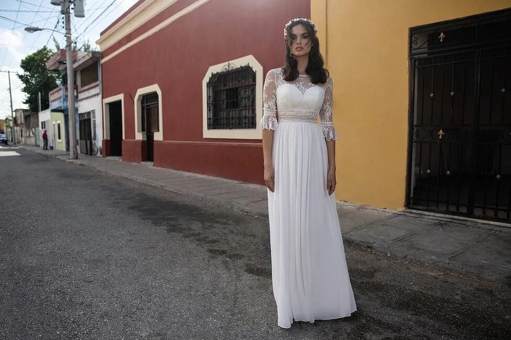robe de mariée longue fluide avec effet de transparence à Marseille centre ville 