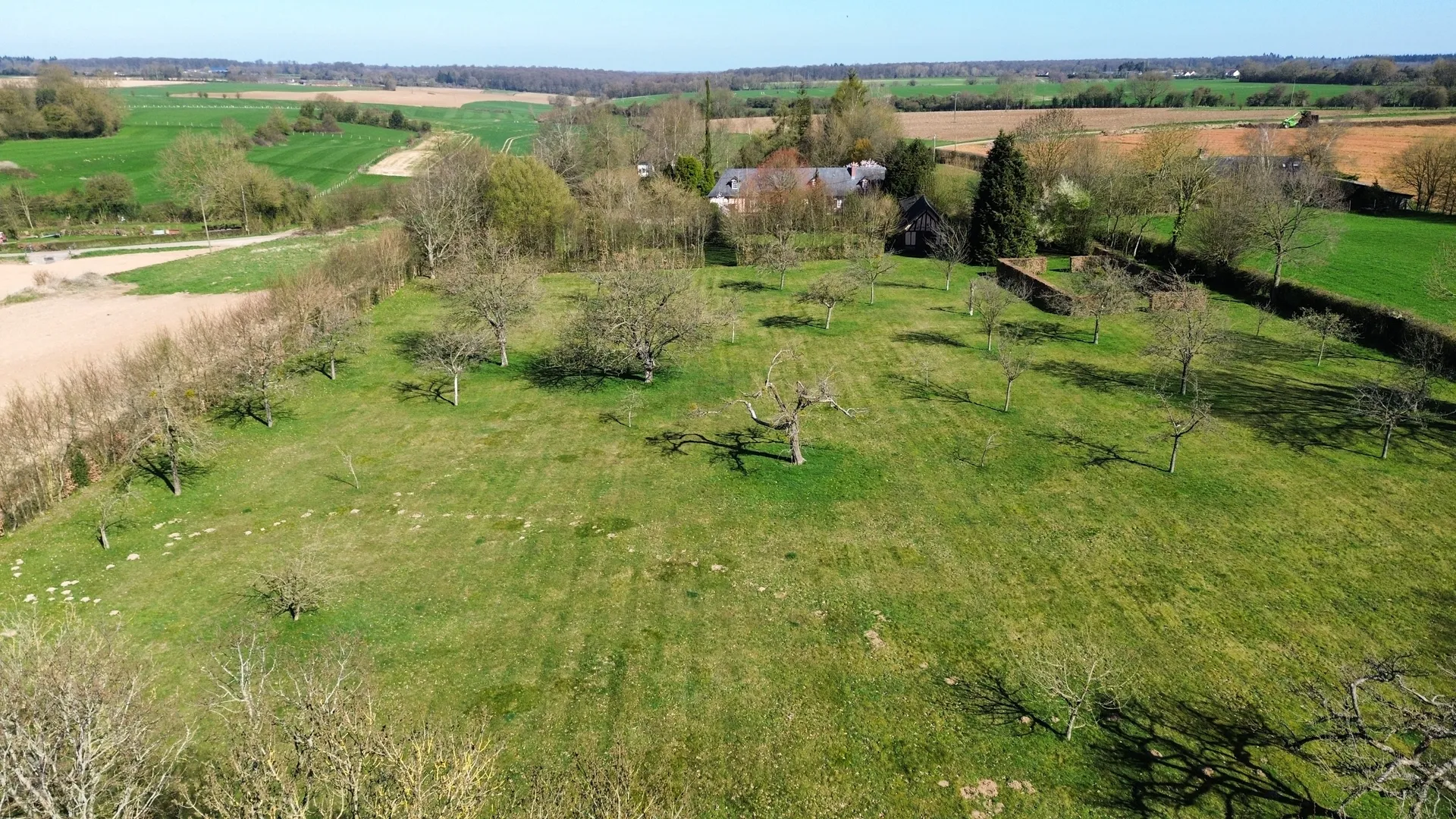 Propriété de charme avec 1.5ha de terrain et de verger, à 15min de Neufchâtel en Bray, Normandie (76).