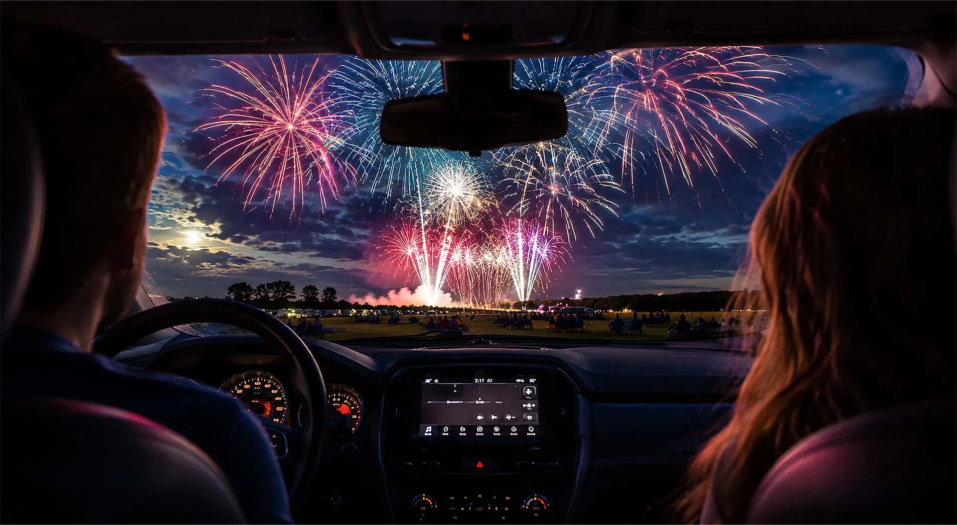 Feu d'artifice de nuit vue d'une voiture