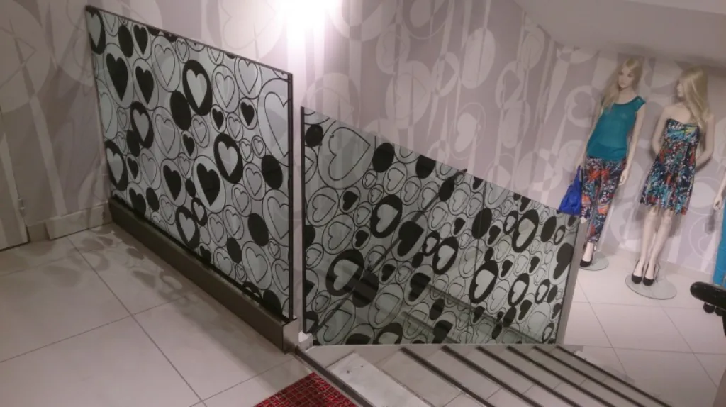 Fabrication et pose d'un garde corps avec vitrage serigraphié près d'Aix en Provence.