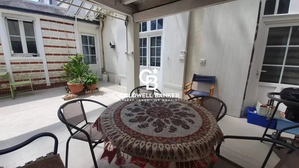 belle cour orientée sud avec coin repas ombragé