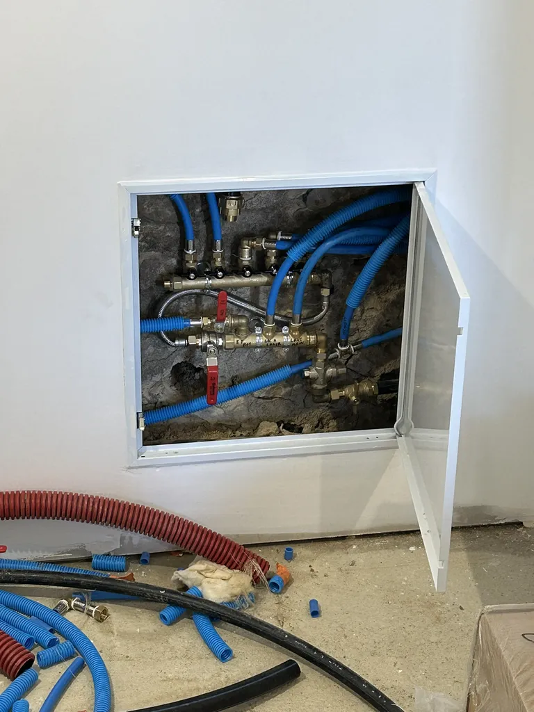 Nourrice de distribution d’eau froide installée lors d’une rénovation complète de plomberie dans une maison à Caluire-et-Cuire (Rhône – 69)