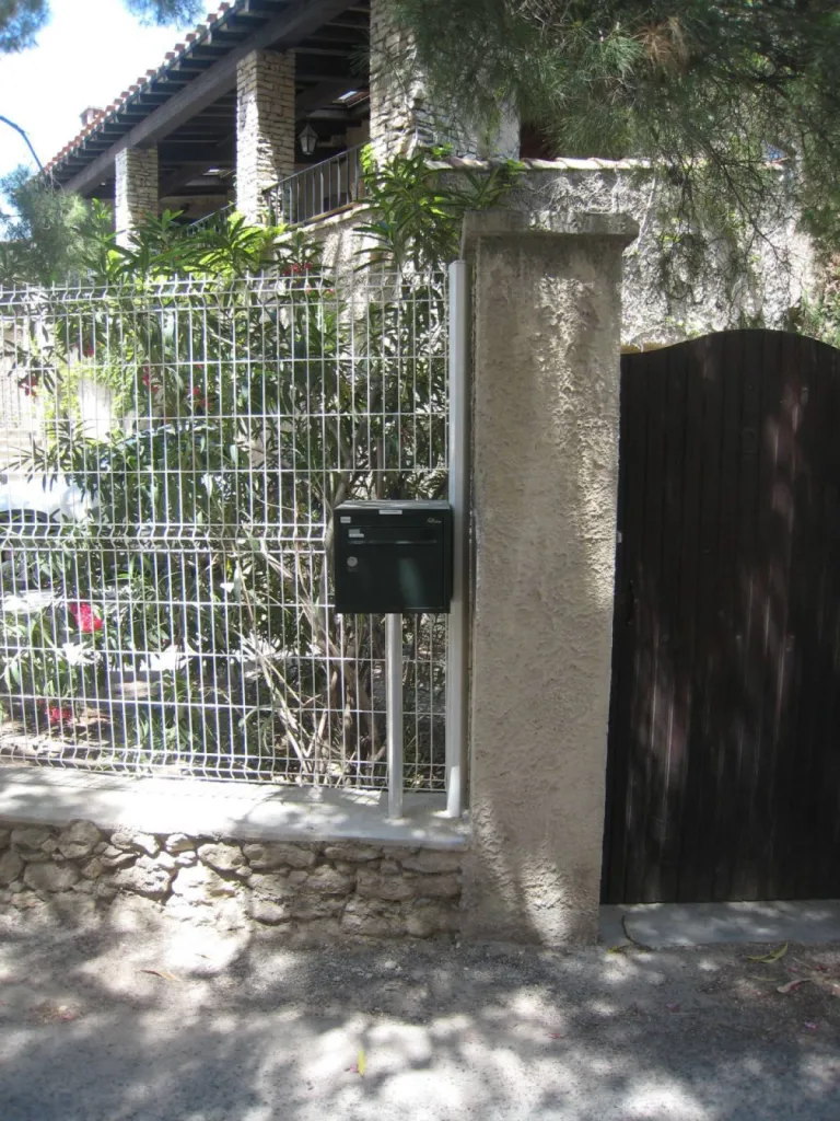 Paysagiste pour clôturer un terrain : les règles à suivre à Aix en Provence