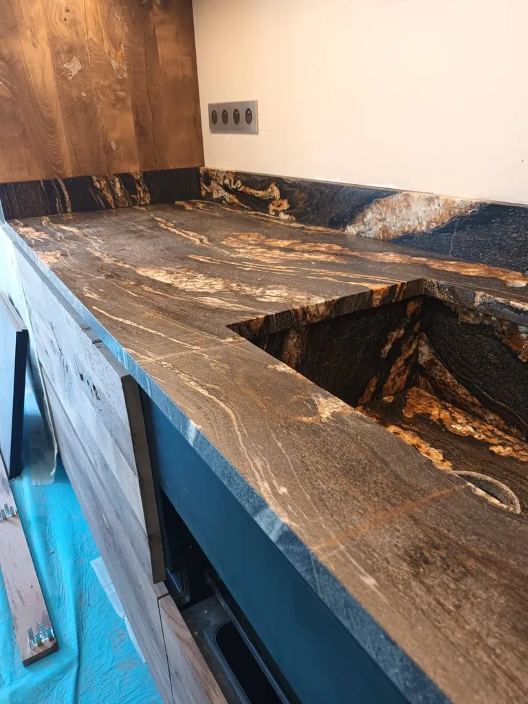 Cuisine et îlot central en Quartzite Black Taurus à Maussane les Alpilles