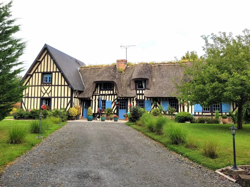Vente d'une Propriété Normande posée sur un parc paysagé de 3 221 m², proche de Pont-L'Evêque 14130