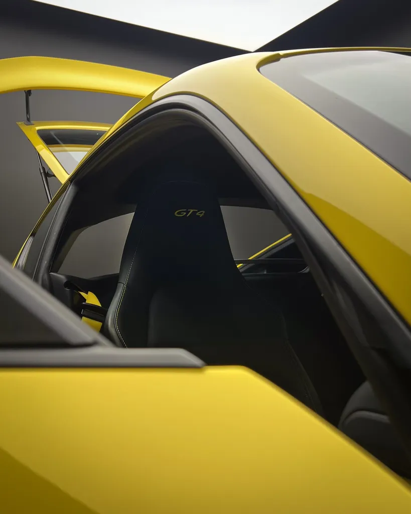 Entretien intérieur d’une Porsche Cayman GT4 par DSP Service à Le Mans