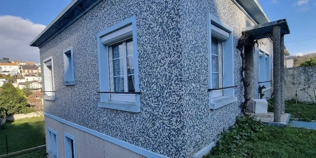 EM Batiment Découvrez la transformation impressionnante d'une maison à Saint-Adresse, au Havre. Grâce à une rénovation extérieure complète et une isolation thermique, cette demeure allie modernité et performance énergétique.